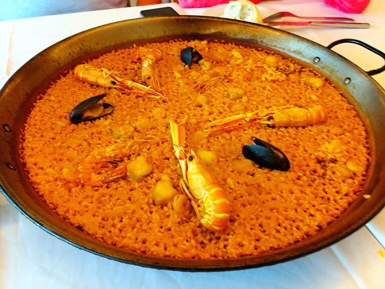 Paella cu fructe de mare Valencia Spania